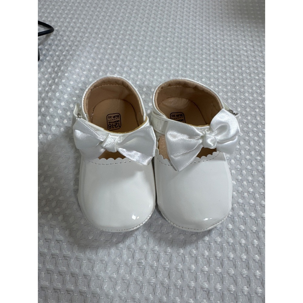 Mary Jane Flats Baby Girls 12-18 Months White Patent Satin Bow Scalloped EUC